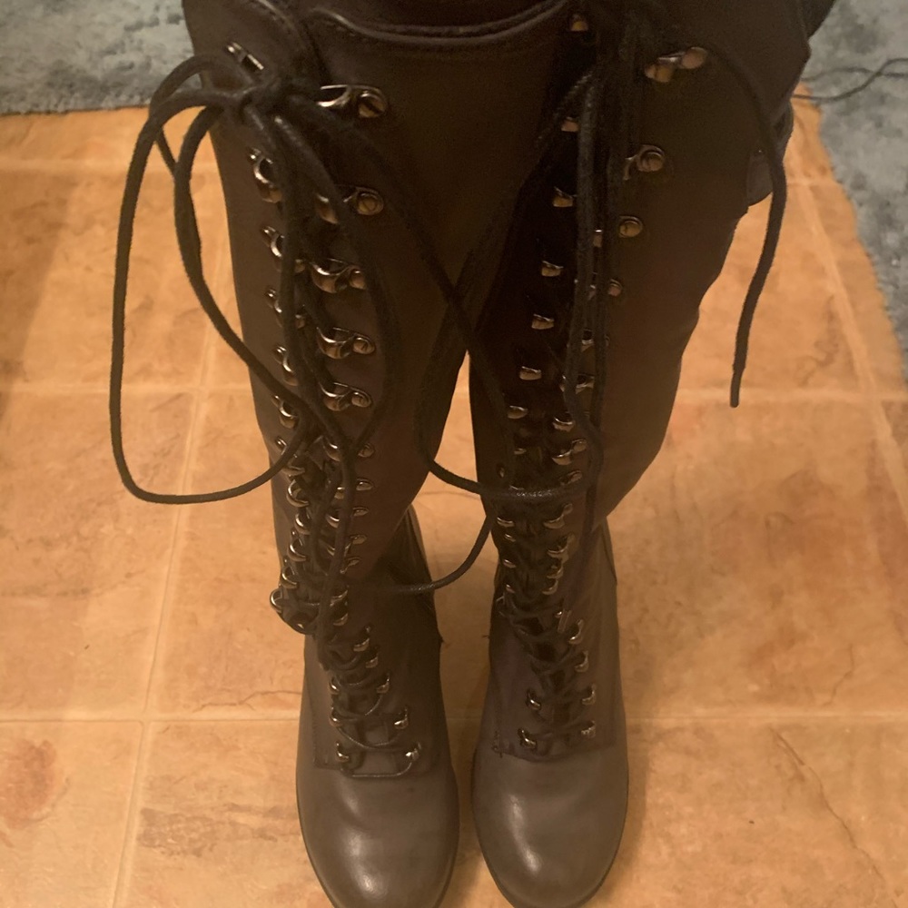Heeled lace up boots